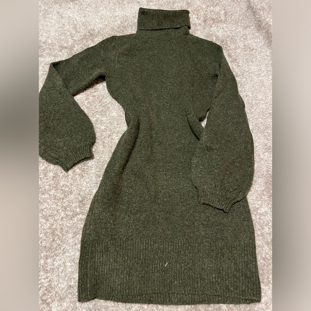 Cozy Green Bell Sleeve Sweater Midi Dress